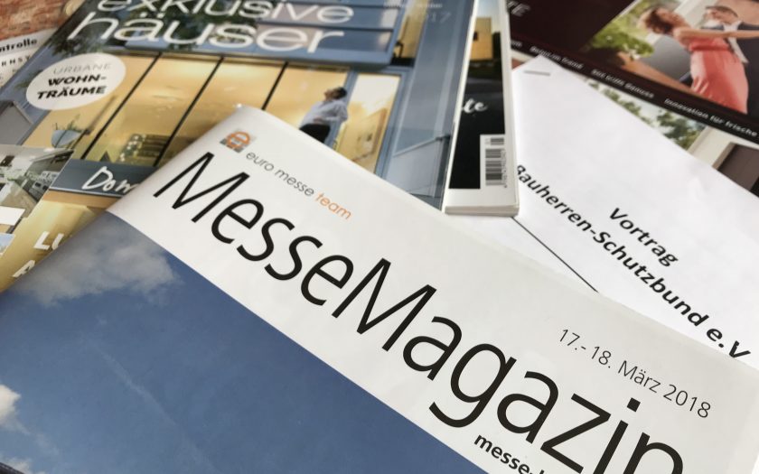 Eine Sammlung von Zeitschriften und Flyern von der Messe Hausbau