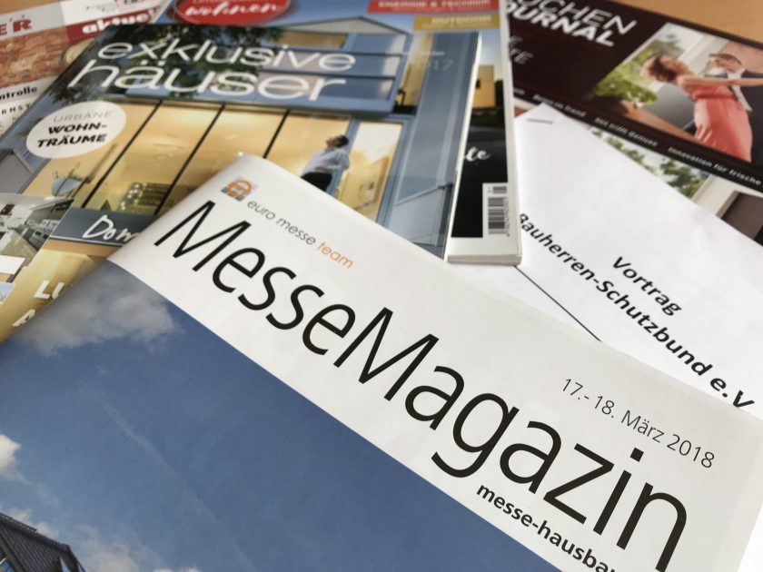 Eine Sammlung von Zeitschriften und Flyern von der Messe Hausbau