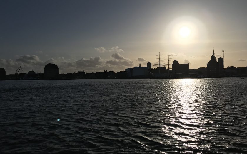 Blick auf den Hafen von Stralsund, gegen die Abendsonne