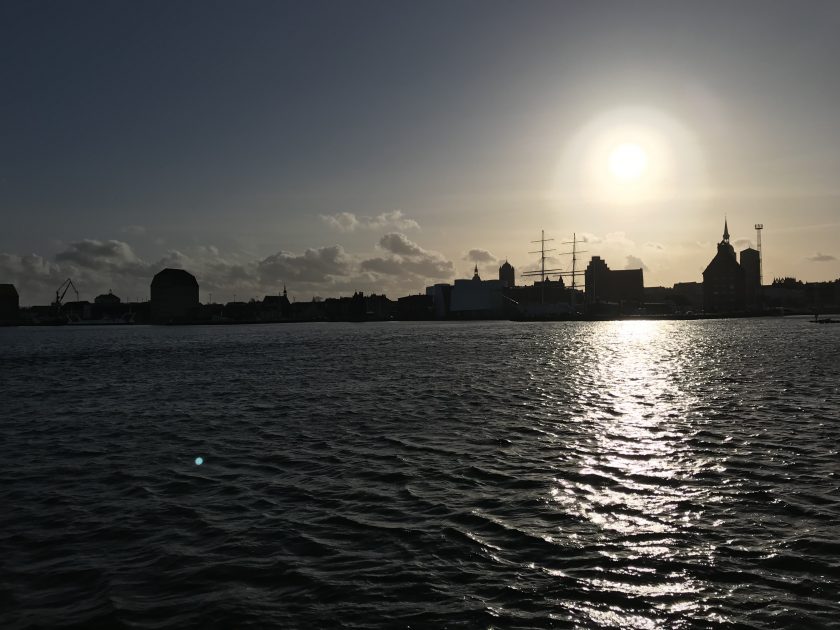 Blick auf den Hafen von Stralsund, gegen die Abendsonne