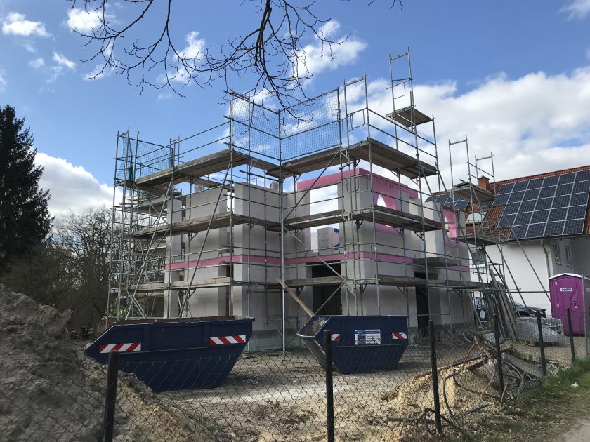 Haus im Rohbau, eingerüstet und noch ohne Dach