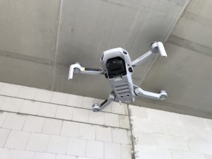 Mavic Mini fliegt im Wohnzimmer, Ansicht von unten