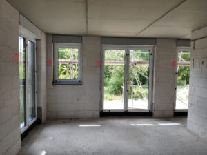 Bodentiefe Terassenfenster im Erdgeschoss