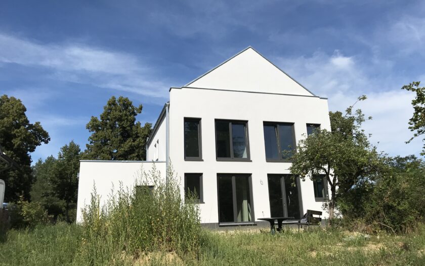 Modernes Haus mit Satteldach