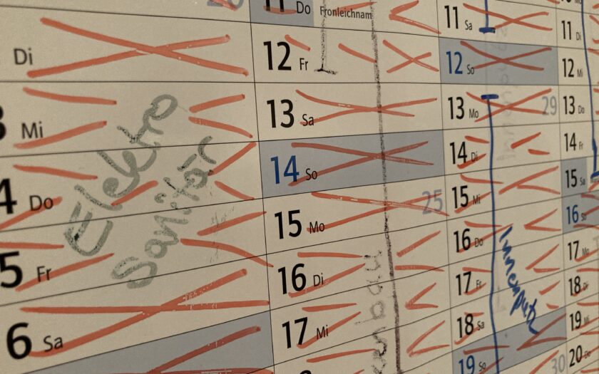 Wandkalender mit durchgestrichenen Tagen