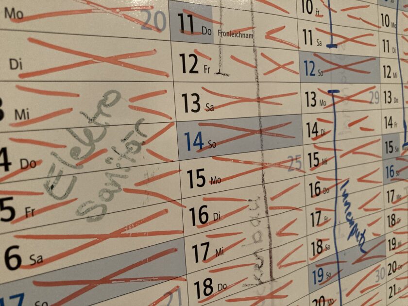 Wandkalender mit durchgestrichenen Tagen